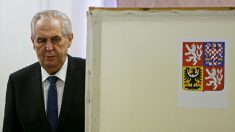チェコ大統領選、親ロシア・反移民派の現職ゼマン氏が再選