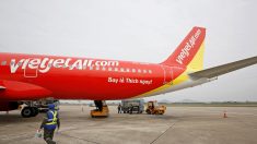 サッカーチーム専用機内でビキニショー、ベトナム格安航空に罰金