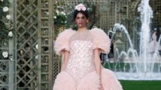 シャネルのパリコレはバラの庭園で、会場はすっかり春に