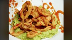 イカリングとアボカドのチリソースかけ