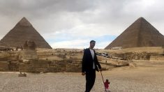 世界一背の高い男性と世界一背の低い女性、ピラミッドを観光
