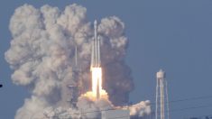 スペースＸ、新大型ロケットの試験発射に成功　受注で優位に