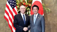 ペンス米副大統領と安倍首相が会談、北朝鮮への対応を協議