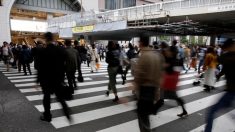 景気判断「緩やかに回復」に据え置き＝2月月例経済報告