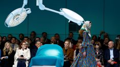 グッチ、秋冬コレクション発表　ランウェイに手術台