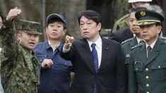 防衛相がヘリ墜落現場視察、佐賀