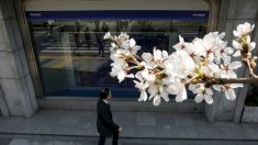 寄り付きの日経平均は続落、輸出株中心に売り先行