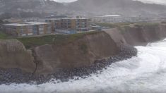 海岸の崖の地滑りが止まらない