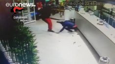 強盗に立ち向かう寿司レストランの従業員