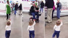 皆が笑顔に、スーパーで手を振る赤ちゃん　