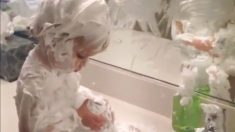 パパのシェービングクリームでバスタイム？