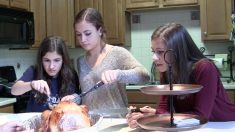 七面鳥が妊娠してた？！　 両親が娘たちにいたずら