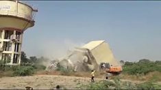 崩れ落ちる巨大水槽から脱出した作業員