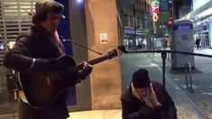 視聴350万回以上！ホームレスとストリートミュージシャンの路上ライブ