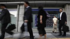 寄り付きの日経平均は反落、強含みの円相場が重し