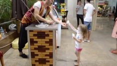 アイスクリームがない？！ 空のコーンを渡された小さな女の子が大笑い