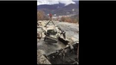 クレージーな解体作業、掘削機で床を陥没させる？