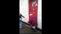 お茶目なおばあちゃん　ピンポンダッシュでいたずら？！