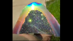 必見！ 幻想的な虹色を放つジオード