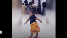 腰フリがかわいい！ タヒチアンダンスを踊る小さな女の子