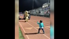 ダンス大好きな小さな女の子、リズム感抜群なダンスで場内大歓声！