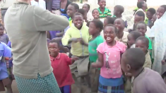 フィドルのすてきな音色に合わせて、体も心も踊るアフリカの子供たち