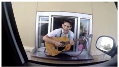 スターバックスのスタッフがお客さまのギターを・・・