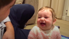 笑いのツボにはまった赤ちゃん、爆笑する姿がカワイイ