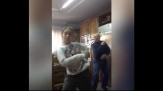 踊る孫娘の後ろで、真似するお祖父ちゃんがカワイイ