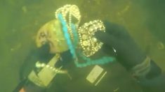 スキューバダイビング、川底で大量のジュエリーを発見