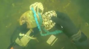 スキューバダイビング、川底で大量のジュエリーを発見