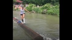 水面走りのスゴ技！ 丸太をいとも簡単に走り渡る女性