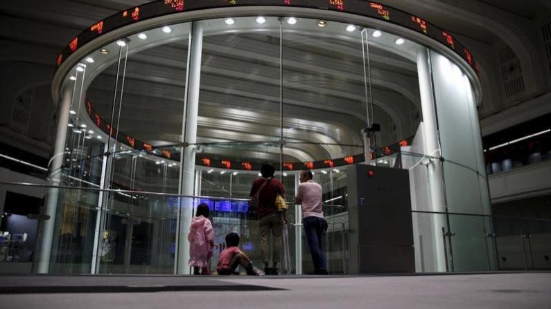 前場の日経平均は3日続伸、米ハイテク株高や円安基調が支え