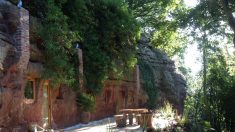 【夢実現】築700年の岩穴住居を高級リゾートに改造した会社員