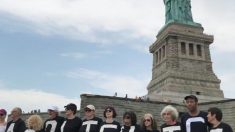 「自由の女神」の台座によじ登った女を逮捕、観光客数千人が避難