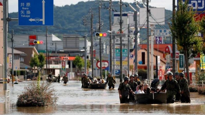 西日本豪雨、死者77人・安否不明40人以上 企業の操業停止相次ぐ