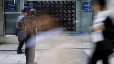 日経平均は4日ぶり反落、米中貿易戦争の警戒で2万2000円割れ