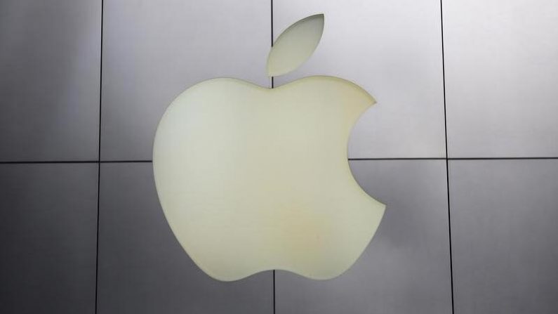 米アップル、時価総額1兆ドル達成 米上場企業として初