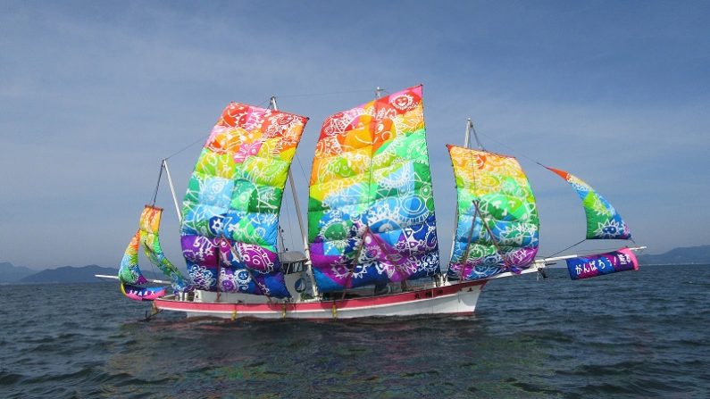 【熊本】不知火海の伝統的『うたせ船』が虹色の帆に 地元小学生のデザイン