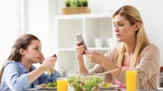 【本当はこわい親のスマホ依存】小児科医も「親のスマホ制限」勧める