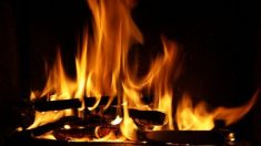 赤々と燃える炎。Netflixを使えば、テレビが「暖炉」に？