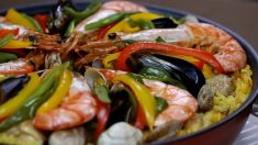 【レシピ動画】フライパンで絶品パエリアが簡単にできる？！