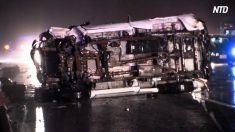 【動画ニュース】米国境付近で警察に追跡されトラック横転 3人死亡