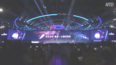 【動画ニュース】百度CEOが壇上で水を浴びせられる　ネットユーザー「すっきりした！」