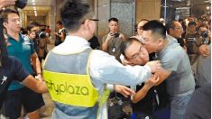 民主派議員の耳を噛みちぎった男 これも中共の茶番劇か