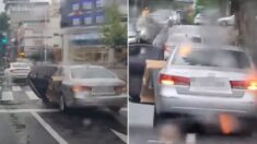 가득 찬 짐 때문에 차 문 활짝 열고 비 오는 도로 위를 달린 운전자
