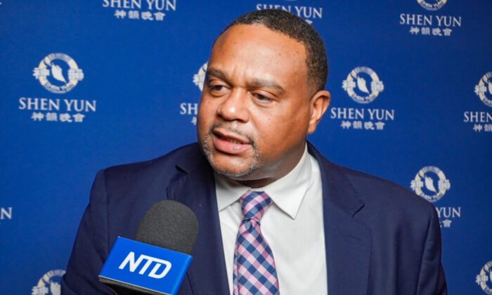 米ピッツバーグ市長のエド・ゲイニー氏は神韻芸術団の公演を鑑賞し、声明文を発表し感謝の意を表した（NTD Television）