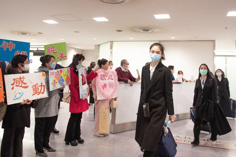 ファンから歓迎を受ける神韻芸術団のアーティスト（牛彬/大紀元）