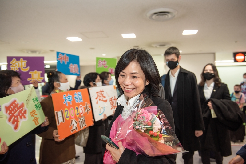 ファンから花束を受け取る神韻芸術団のアーティスト（牛彬/大紀元）