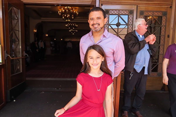 2022年5月28日、カリフォルニア州サンタバーバラのグラナダ劇場で行われた神韻公演でのフランシスコ・ロドリゲス氏とその娘（Alice Sun/The Epoch Times）